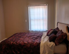 Hele huset/lejligheden 1200 Sqft Condo Above Abolitionist Ale Works Charles Town W/ Laundry & Deck #201 (Charles Town, USA)