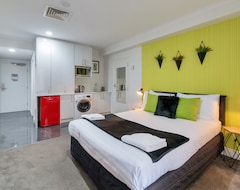 Entire House / Apartment Chic And Central Studios By The Skytower (Auckland, New Zealand)