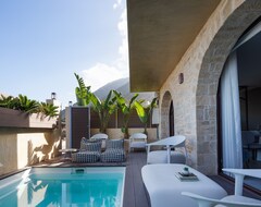 Toàn bộ căn nhà/căn hộ Beachfront Villa With Heated Pool, Room Service & Private Gazebos At The Beach (Mylopotamos, Hy Lạp)