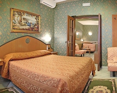 Khách sạn Hotel Nespolo D'oro (Lariano, Ý)