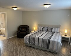 Toàn bộ căn nhà/căn hộ Large Home - Cozy Spaces - Lots Of Options (Three Hills, Canada)