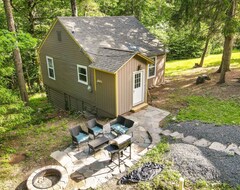 Toàn bộ căn nhà/căn hộ Quaint Dog-friendly Cottage With Updated Interior, Firepit, Large Patio & Wifi (Canadensis, Hoa Kỳ)