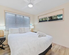 Koko talo/asunto Dawn - Three Sisters Beach House, Budget, Sleeps Up To 7 People (Moreton Island, Australia)