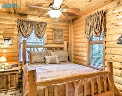 Entire House / Apartment Pet-friendly Cosby Log Cabin With Backyard And Porch! (Cosby, USA)