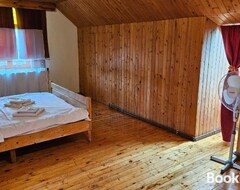 Koko talo/asunto Casa De Pe Lac (Râmnicu Vâlcea, Romania)