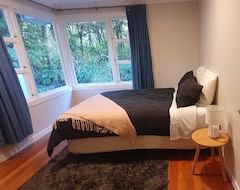Entire House / Apartment Ruru Hideaway. Quiet Home Surrounded In Native Bush And Birds. (Invercargill, New Zealand)