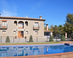 Koko talo/asunto Luxurious Villa Of High Standard With Room For 20 Persons. Large Garden & Pool (Olost, Espanja)