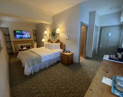 Romantic Boutique Hotel / Bed And Breakfast - Standard King With Gas Fireplace And Whilpool Bathtub (Lee, USA)