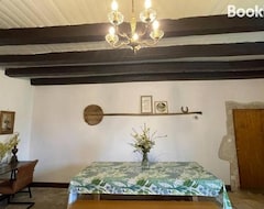 Cijela kuća/apartman Spacious & Characterful 6 Bed Farmhouse With Pool (Vanzay, Francuska)