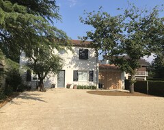 Cijela kuća/apartman Family Home With Garden, Near Poitiers (Saint-Benoît, Francuska)