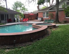 Hele huset/lejligheden Stunning Montrose Cottage With Pool And Jacuzzi (Houston, USA)