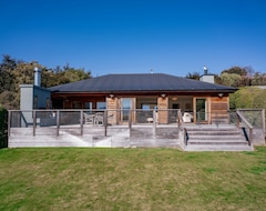Entire House / Apartment Hāwea Lakehouse - Lake Hāwea Holiday Home (Lake Hauroko, New Zealand)