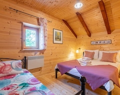 Cijela kuća/apartman 4 Bedroom Accommodation In Mazin (Gračac, Hrvatska)