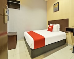 Oyo 90644 M Three Hotel (Seri Manjung, Malezya)
