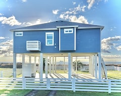 Entire House / Apartment Cottage On The Cove 3 Bedrooms 2 Bathrooms Home (Port Bolivar, USA)
