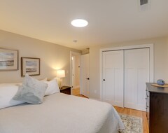 Hele huset/lejligheden Cozy Massachusetts Retreat W/ Fireplace & Deck (Bedford, USA)