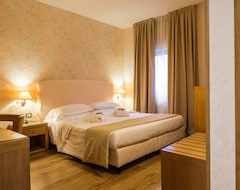 Khách sạn Hotel Touring (Carpi, Ý)