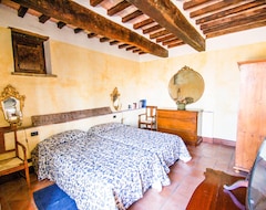 Toàn bộ căn nhà/căn hộ Detached manor with private pool 20 kms southern of Todi. 25 sleeps-9 bedrooms (Montecastrilli, Ý)
