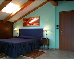 Khách sạn Hotel Lion (Roure, Ý)