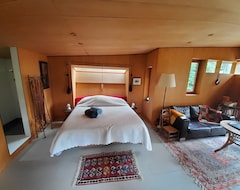 Cijela kuća/apartman Comfortable Cabin Above A Pond, Private Access, Pontoon. (Villefavard, Francuska)