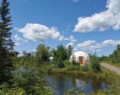 Hele huset/lejligheden Waterfront Glamping Dome (Upper Nine Mile River, Canada)