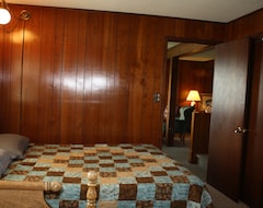 Entire House / Apartment Giant Oak Cabin - A Perfect Lakeside Retreat (Long Beach, USA)