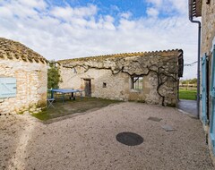 Hele huset/lejligheden Holiday Home La Petite Maison De Pompiac With Shared Pool & Wi-fi (Castillonnès, Frankrig)