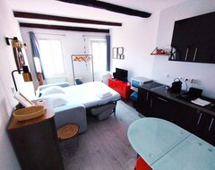 Hotel Studio Suquet (Cannes, France)