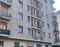 Koko talo/asunto Appartamento Lorenteggio - Piazza Frattini Affaccio Interno, 2 Balconi (Milano, Italia)
