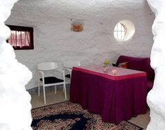 Cijela kuća/apartman Holiday Home Cueva Balcones De Piedad - Laurel With Terrace, Shared Pool & Wi-fi (Zújar, Španjolska)