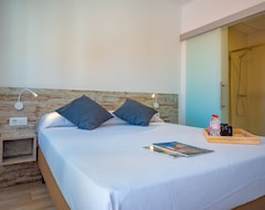Gloria Rooms 306 - One Bedroom Hotel, Sleeps 2 (Rosas, İspanya)