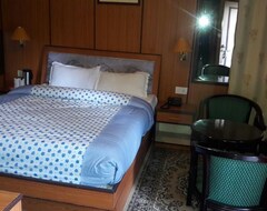 Khách sạn Snow King Retreat- Himalayan View , Revolving Restaurant , Pinewood Cottages , Huts , Villas , Rooms , Hydro Pool , Karaoke Music , Dj Night (Shimla, Ấn Độ)