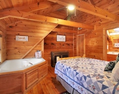Hele huset/lejligheden Woodscape Cabins Deer - End Cabin Of Triplex (Warm Springs, USA)
