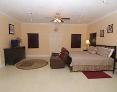 Entire House / Apartment Savhaven - 4 Bed, 4 Bath, Sleeps 10 (2 Minutes Away From Spotts Beach) (Savannah, Cayman Islands)