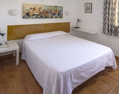 Aparthotel Apartamentos Sa Cala (Ciutadella, España)