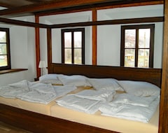 Koko talo/asunto Apartment With A Large Family Bed For 2 Adults + 6 Kids In The Manor Near Dresden (Dresden, Saksa)