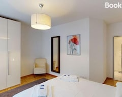 Entire House / Apartment Executive 1 Bedroom Flat, City Center (hammer 1) (Zürich, Switzerland)