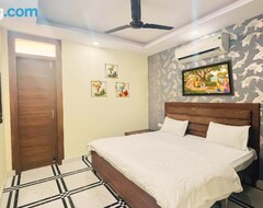 Hotel Roomshala 168 Starlight Suites - Near Shalimar Bagh Metro (Delhi, Indien)