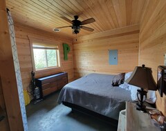 Entire House / Apartment Missouri River Fishing And Hunting Cabin (Nashua, USA)