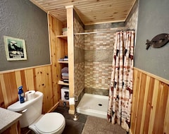 Entire House / Apartment Beautiful New Cabin Close To Wolf Lake, Club 37 & Trailhead (Baldwin, USA)