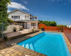 Toàn bộ căn nhà/căn hộ Relax At Poolside - Napier Holiday Home (Napier, New Zealand)