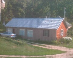 Entire House / Apartment Cottage In The Valley On 50 Acres. (Mineral Point, USA)