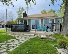 Hele huset/lejligheden Lake House With Hot Tub And Your Own Private Beach (Lowbanks, Canada)
