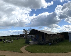 Khu cắm trại Luxury Glamping Kent Coast; Shepherds Huts & Safari Tents On Site Hot Tub (Eastry, Vương quốc Anh)