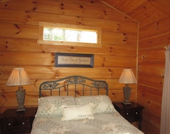 Toàn bộ căn nhà/căn hộ Romantic Log Cabin With Hot Tub, Waterfall, Wifi, Gas Grill, Firepit Creek (Hot Springs, Hoa Kỳ)