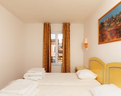 Hotel Sowell Family Les Amandiers (Arles, France)