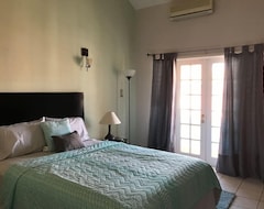 Hotel Naturesview Castle Bed & Breakfast (Mandeville, Jamaica)