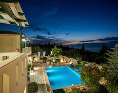 Casa/apartamento entero Villa de nueva construcción, a 3 km de las playas, vistas al mar balcón, amplia piscina privada y barbacoa (Agios Nikitas, Grecia)