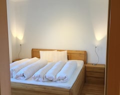 Hotel Holiday House Donaucity, Whole House 4 Rooms, 4 Beds Garden (Beč, Austrija)
