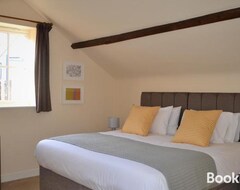 Hotel The Old Bottle Store - 2 Double Bedrooms, 2 Bathrooms, Modern Town Centre House (St Ives, United Kingdom)